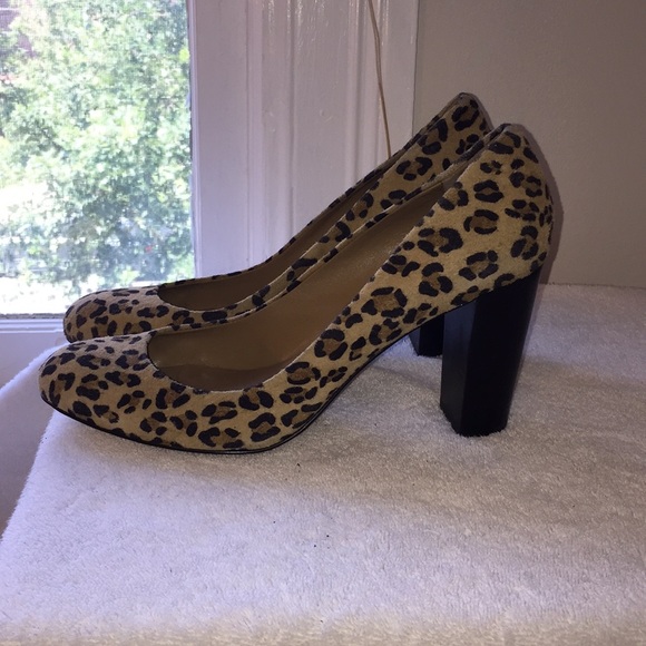 Ann Taylor suede leopard print pumps - Picture 2 of 5